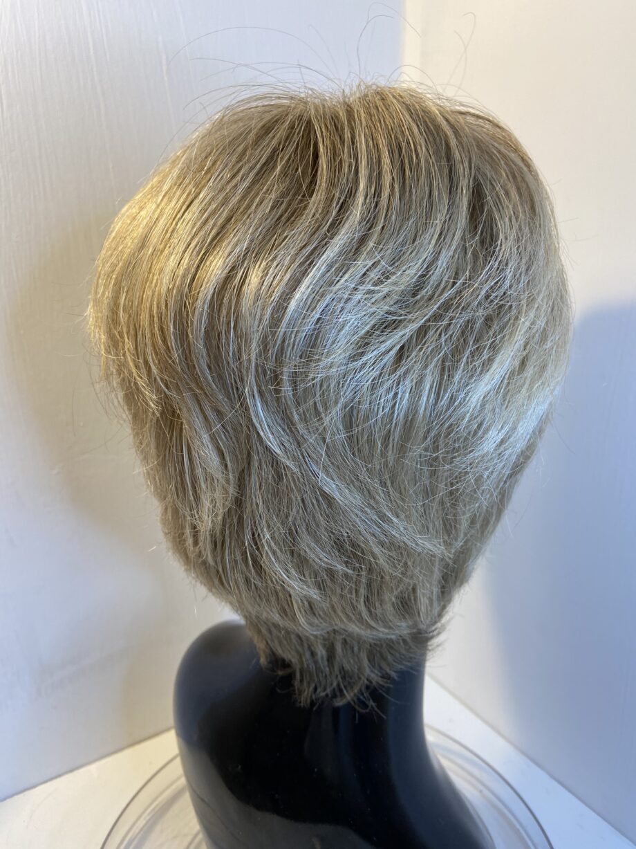 Stylish blonde wig. Blms543
