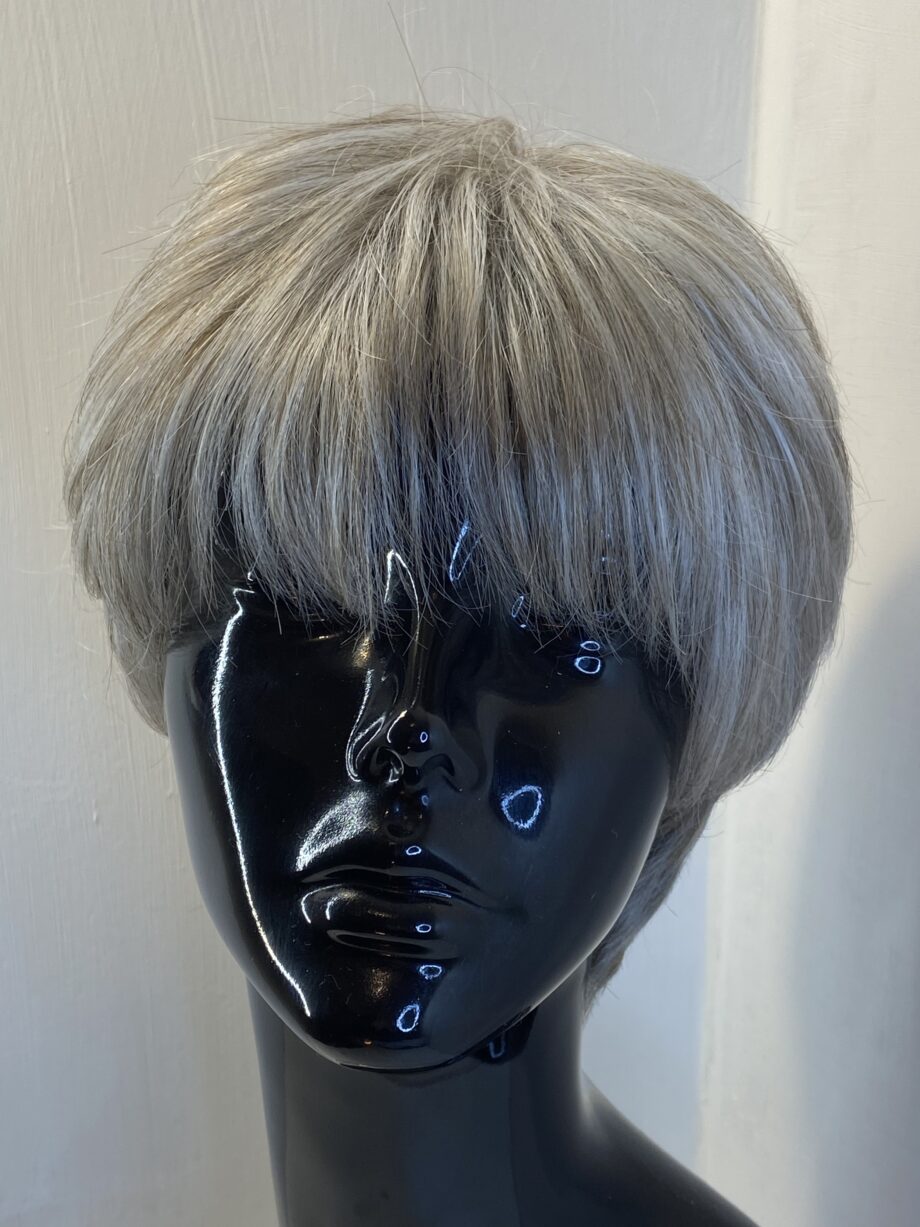 Short grey Elle Wille wig. Gss96