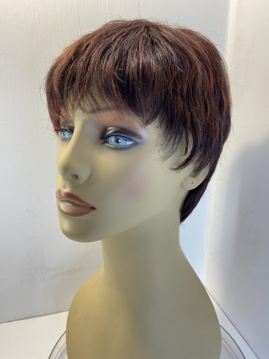Reddish brown Elle Wille can lectionary wig. Rbss71