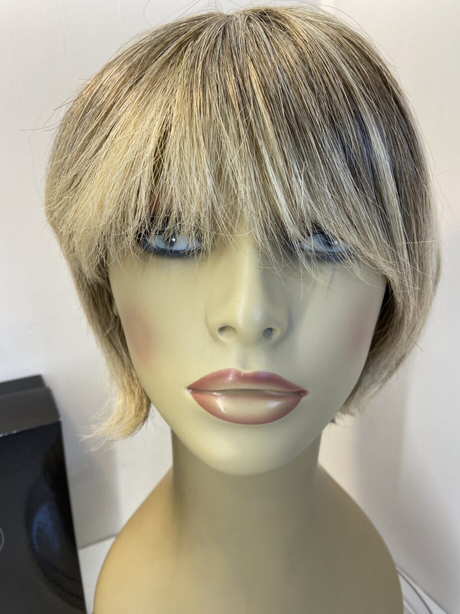 Frosted blonde wig. Bblms349