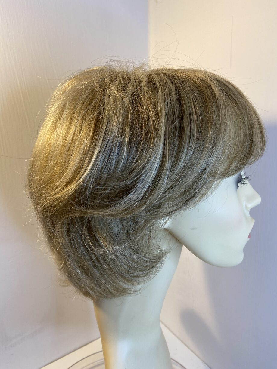 Blonde rooted wig. Blms542