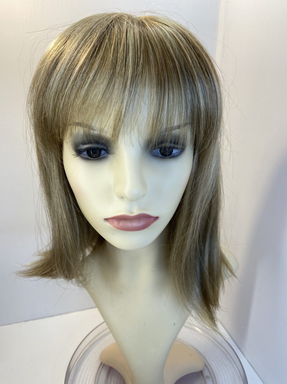 Beautiful blonde designer wig. Bblls353