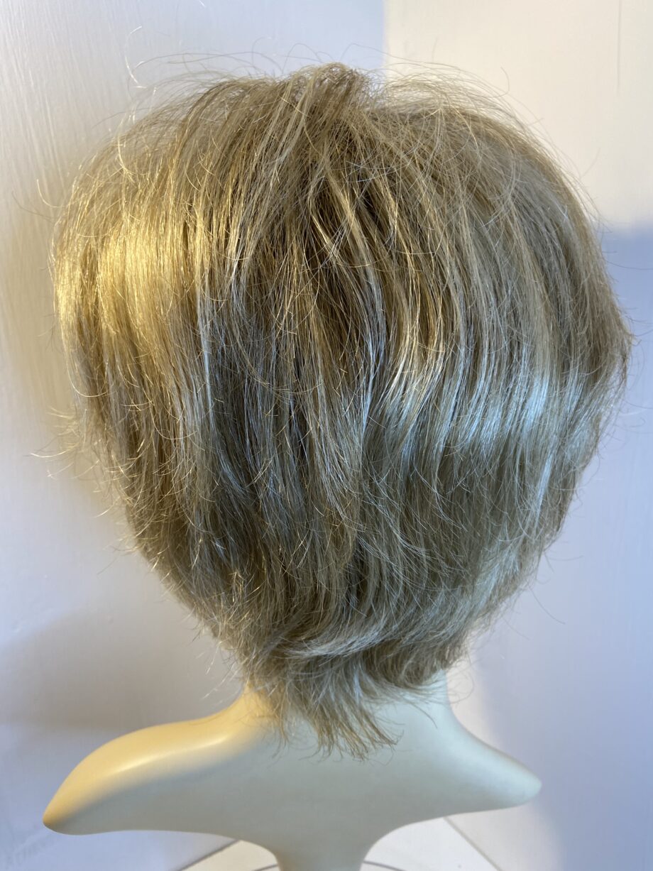 Blonde rooted wig. Blms542