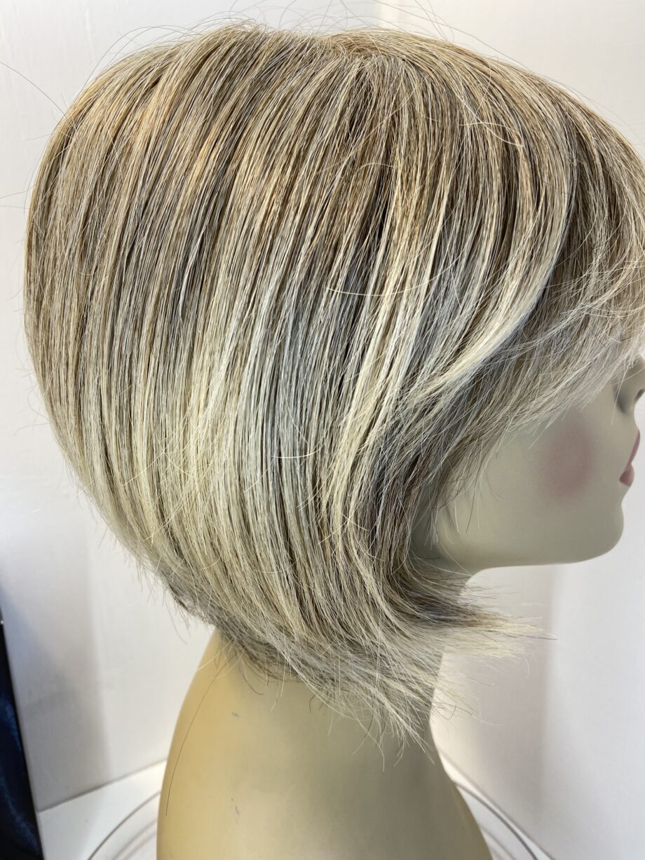 Frosted blonde wig. Bblms349