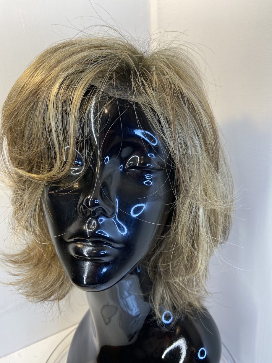 Light brown long wavy rooted wig. Brlw630