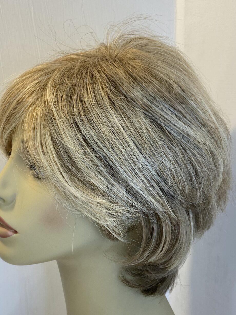 Blonde stylish wig. Blms97