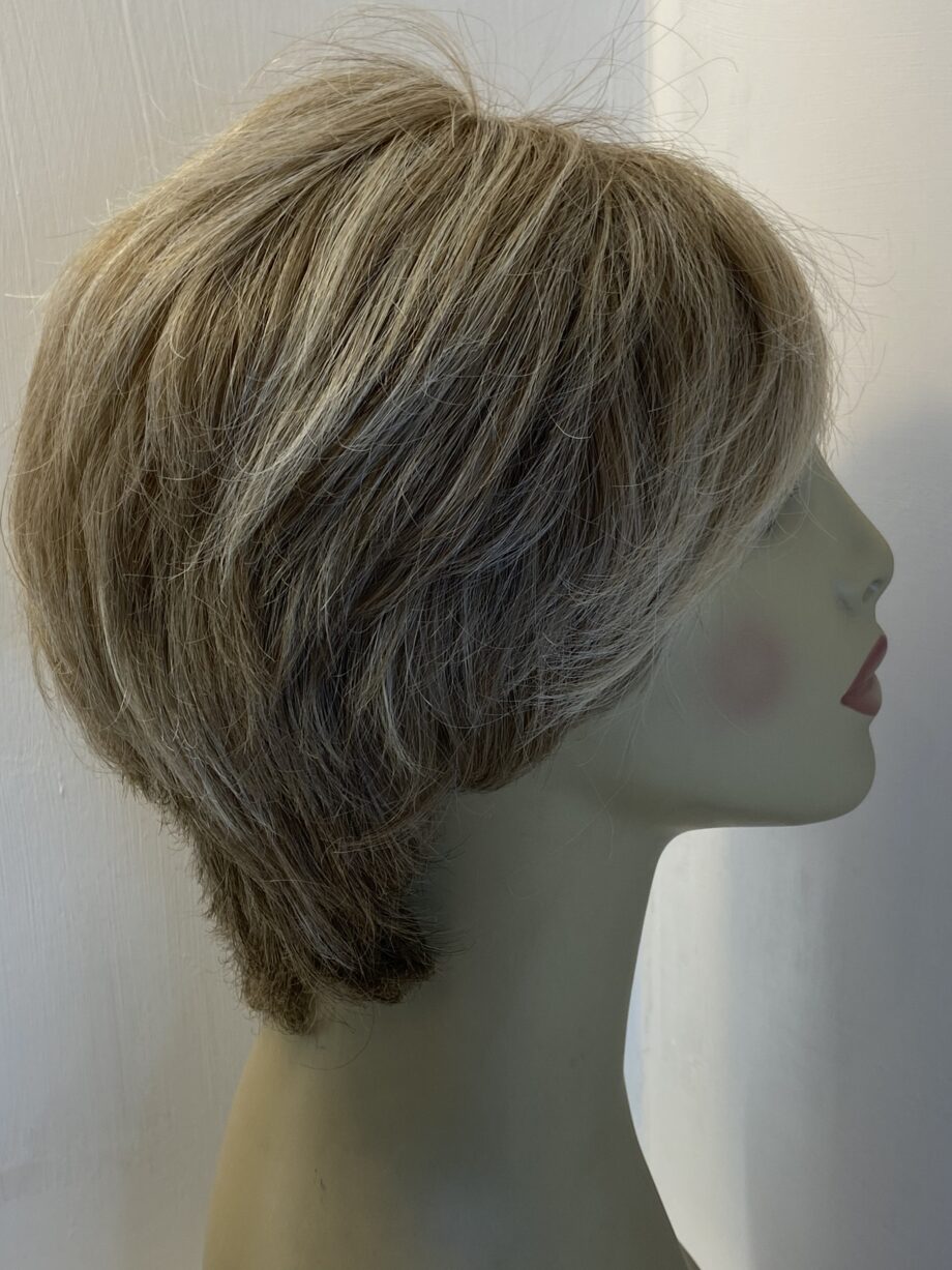 Blonde stylish wig. Blms97