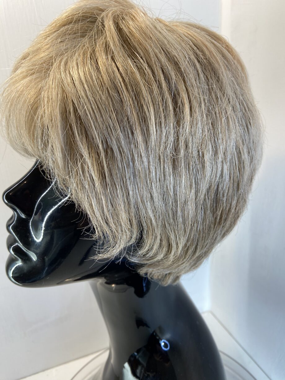 Short blonde Elle Wille collection wig. Blss76