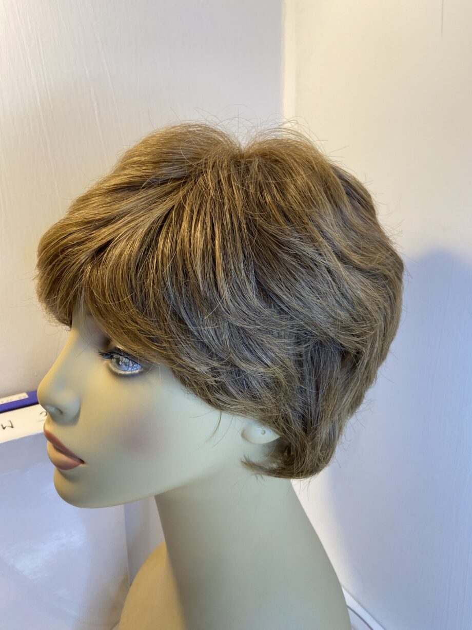 Super soft brown new wig. Bbrsw339