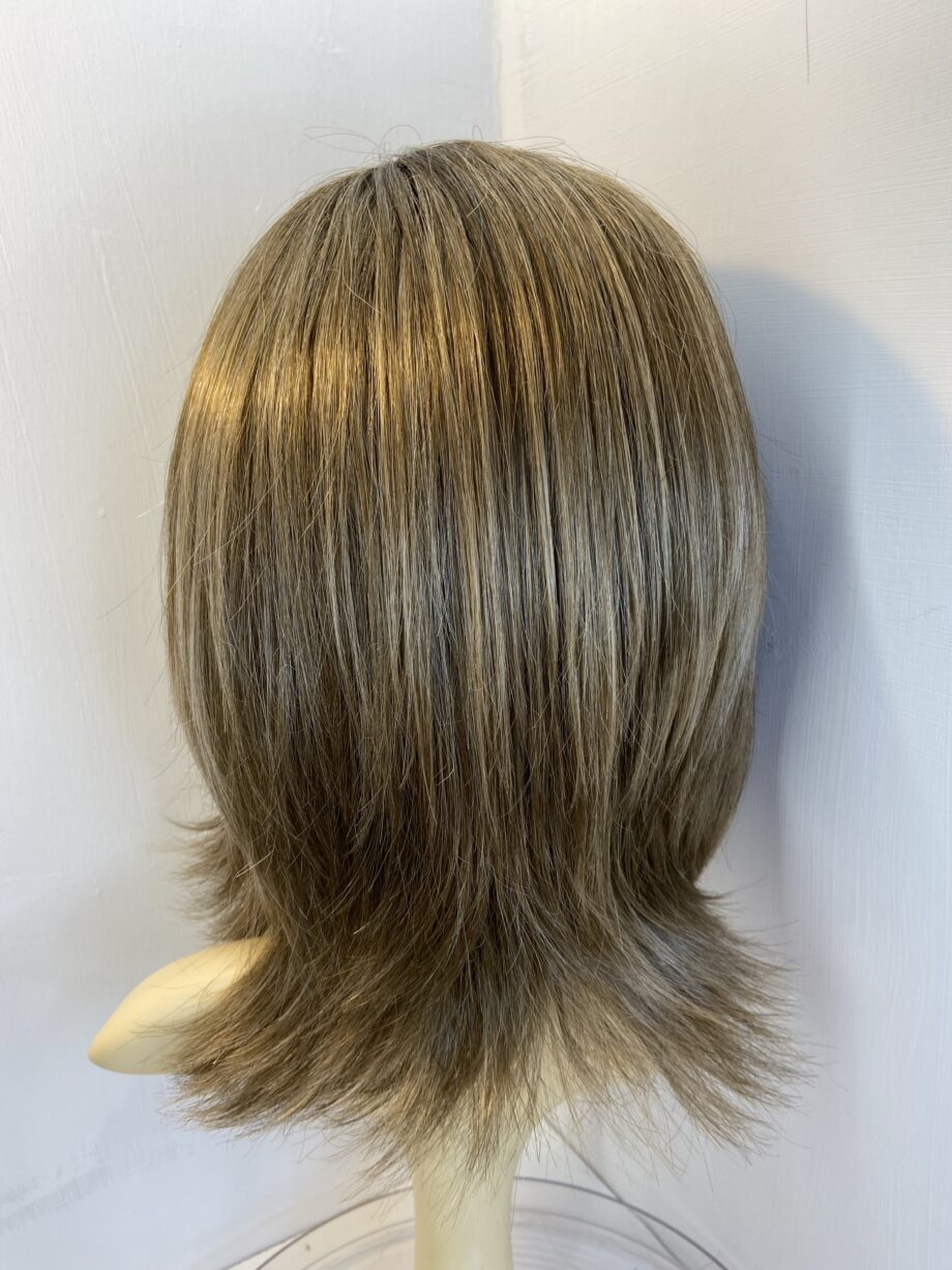 Beautiful long blonde light brown wig. Blls629