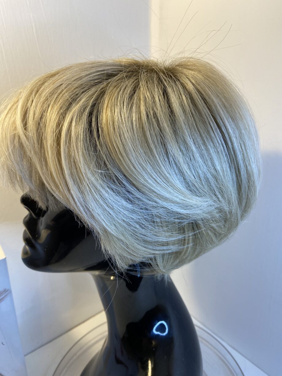 Rooted blonde short boxed wig. Bblss341