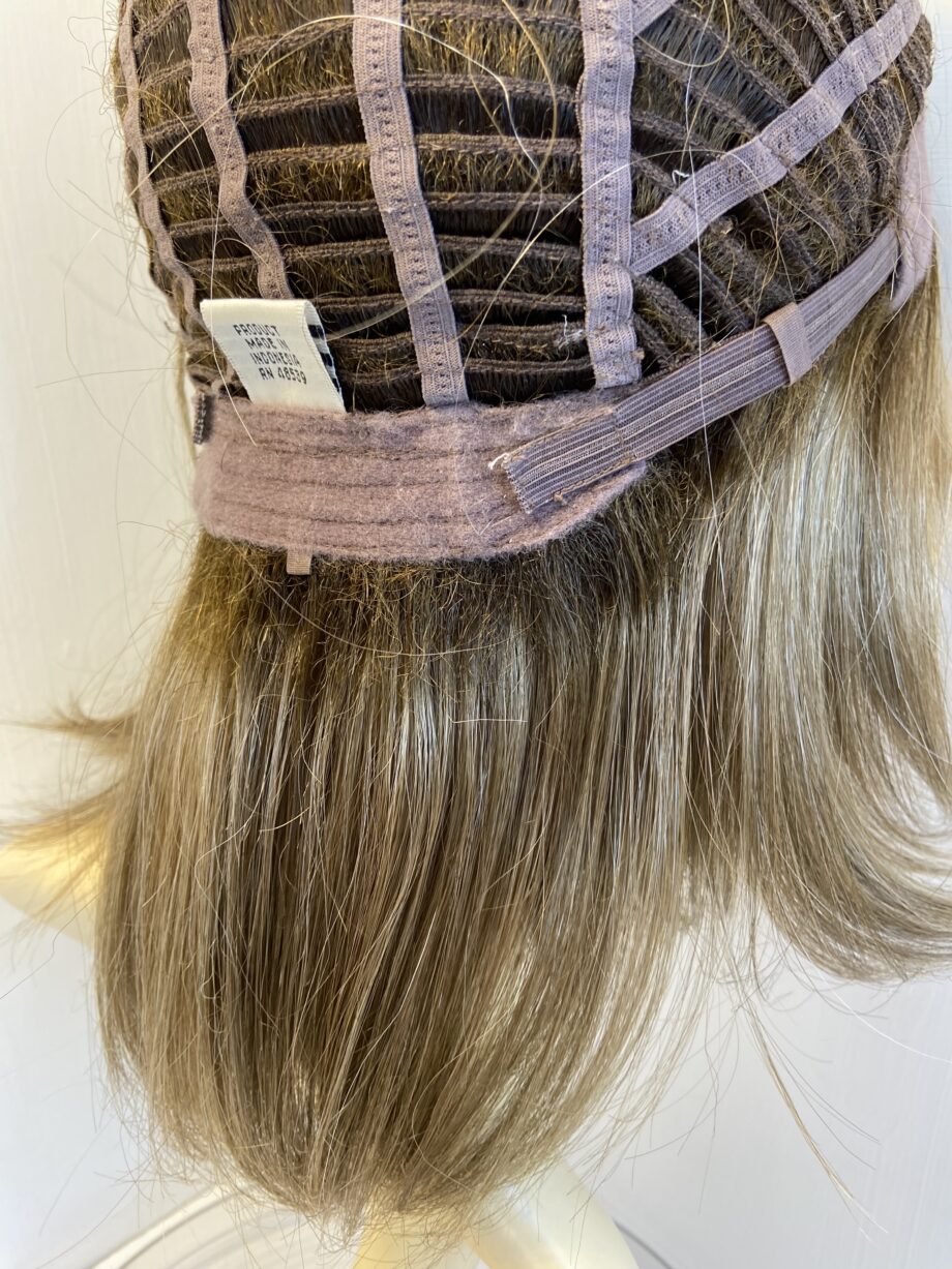 Beautiful long blonde light brown wig. Blls629