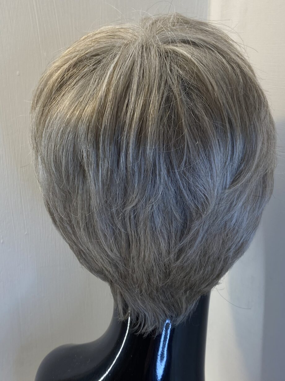Short grey Elle Wille wig. Gss96