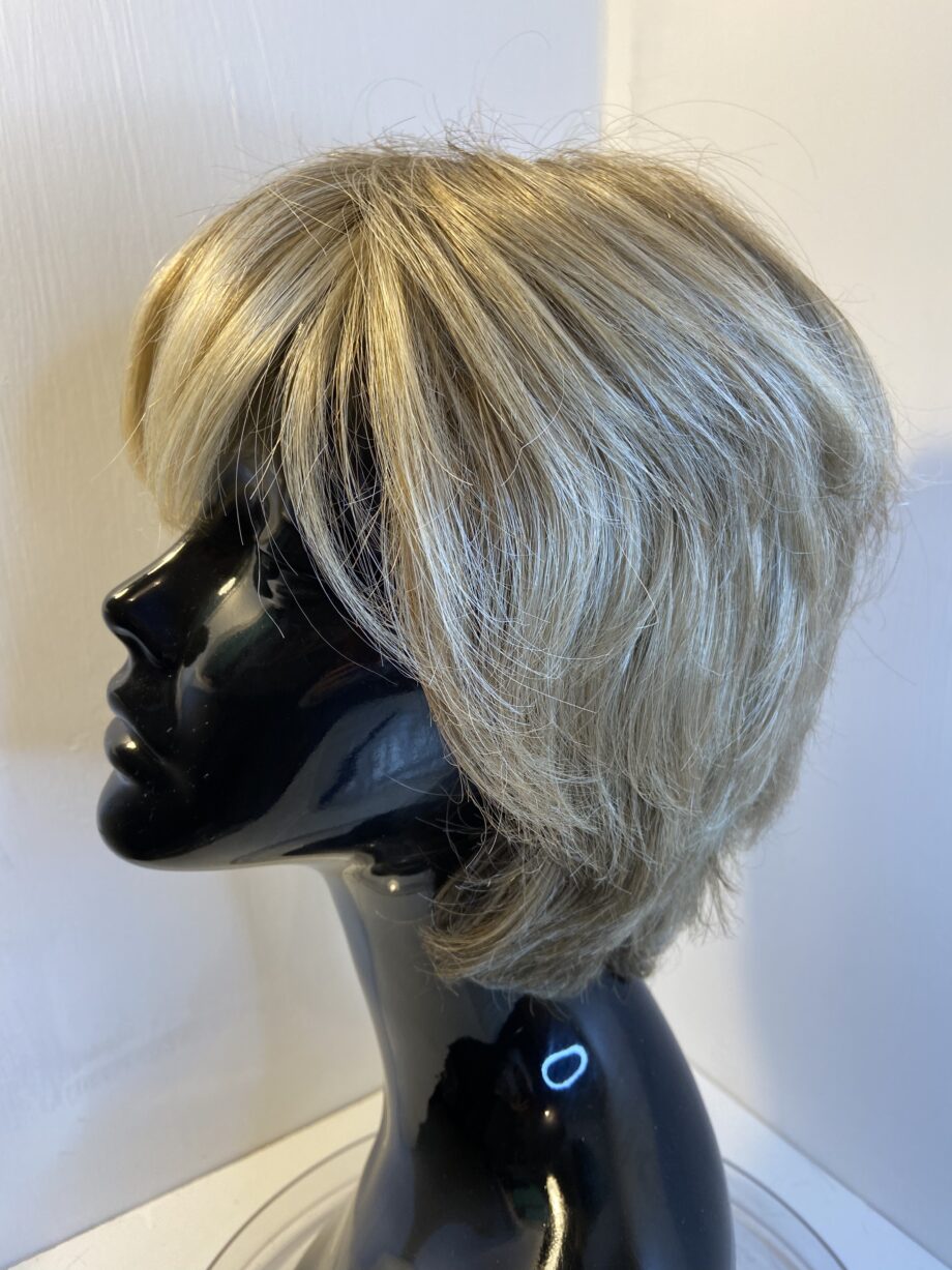 Stylish blonde wig. Blms543