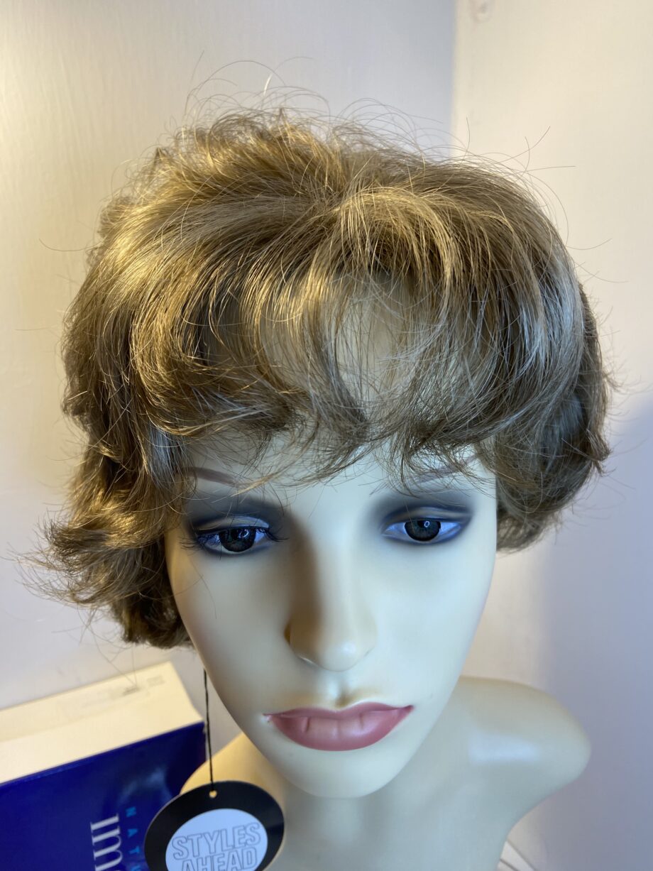 New wavy blonde light brown wig. Bbrmw343