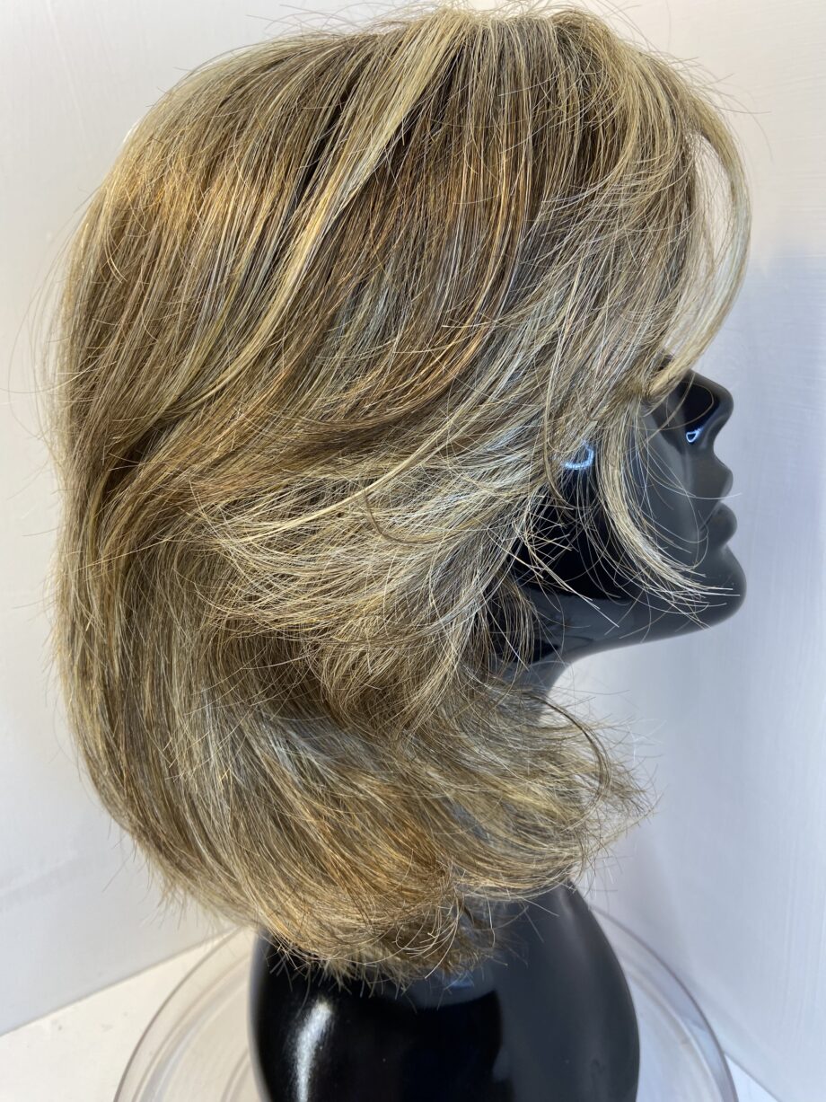 Light brown long wavy rooted wig. Brlw630