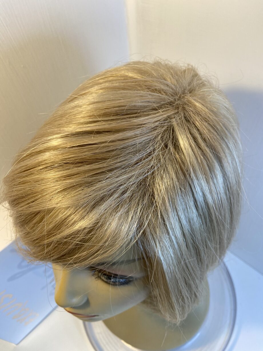 Light blonde hairworld wig. Bblms331