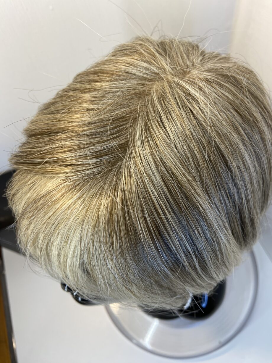 Boxed blonde short wig. Bblms350