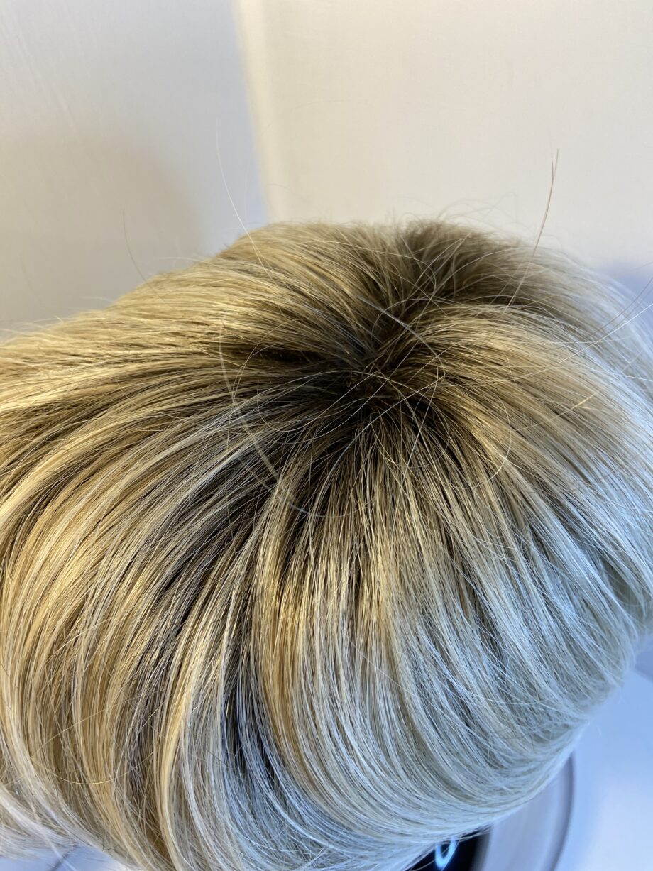 Rooted blonde short boxed wig. Bblss341