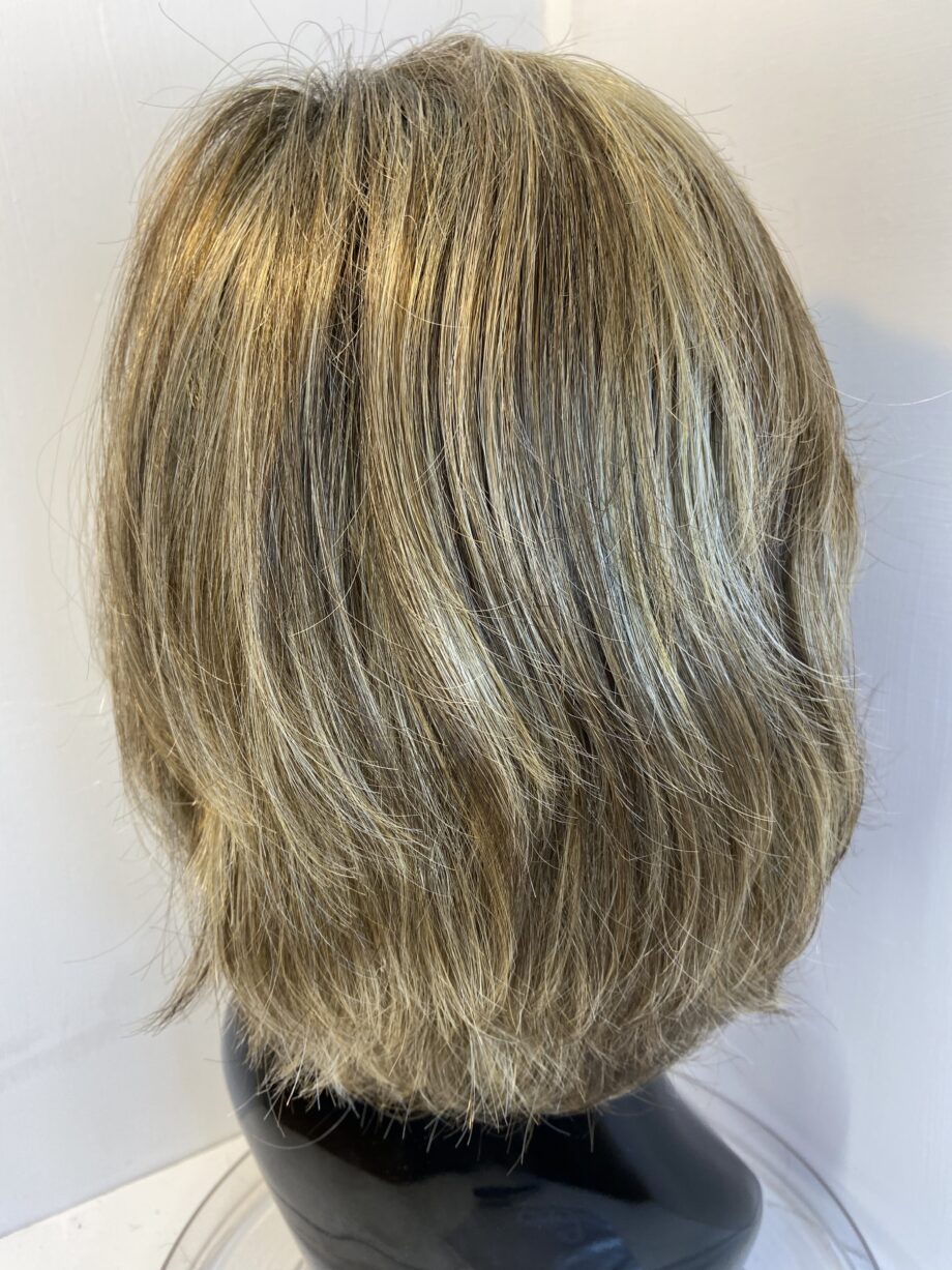 Light brown long wavy rooted wig. Brlw630
