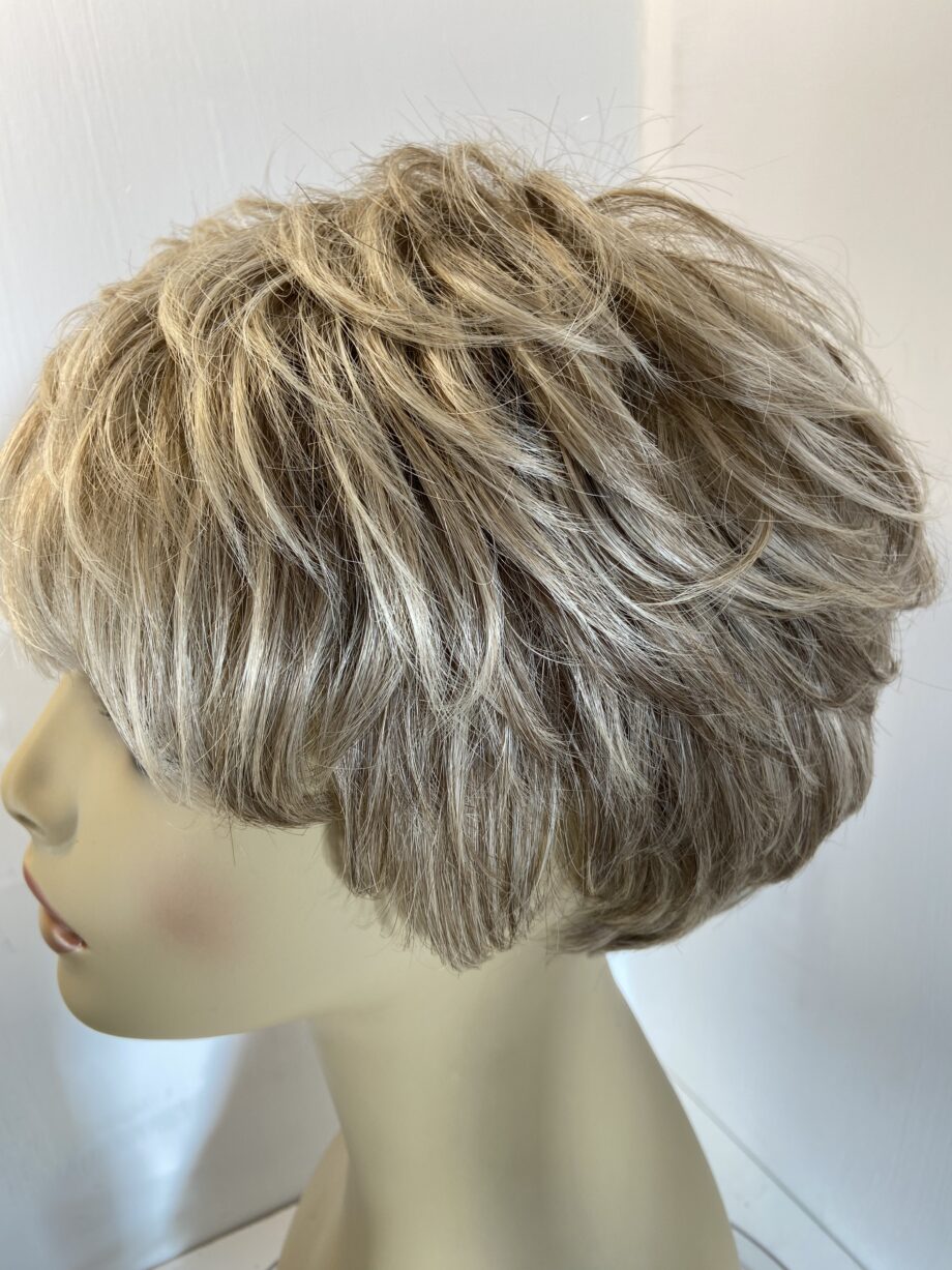 Raquel Welch blonde wig. Blms79