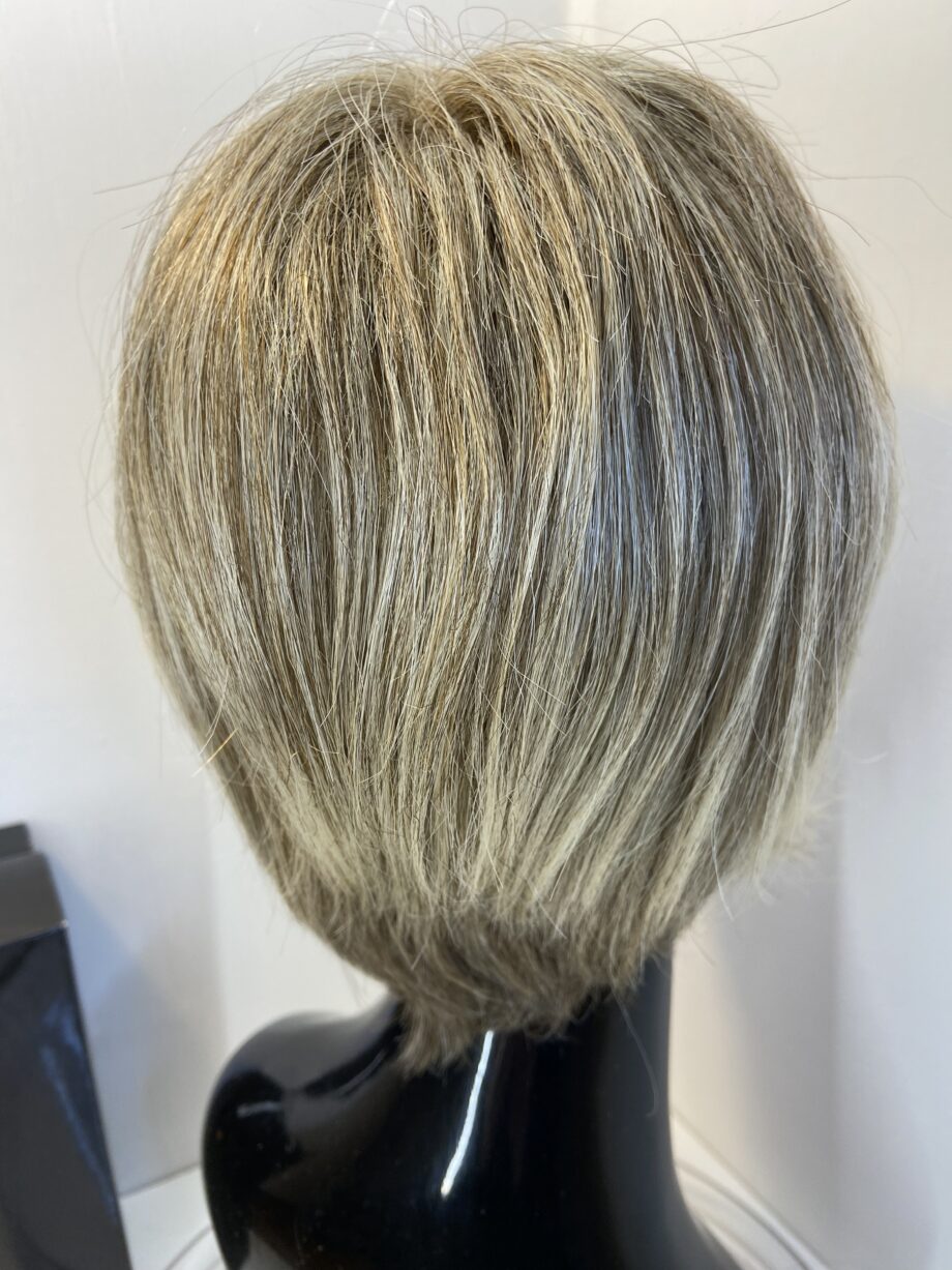 Boxed blonde short wig. Bblms350