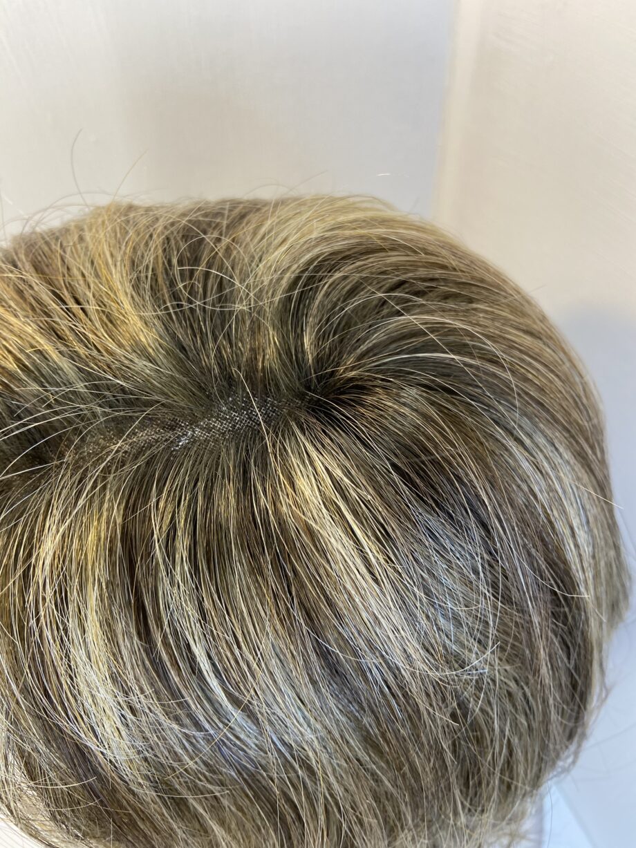 Light brown long wavy rooted wig. Brlw630