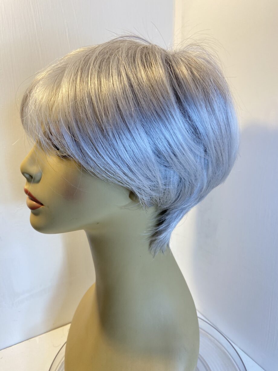 New never worn Raquel Welch silver short wig. Gss533