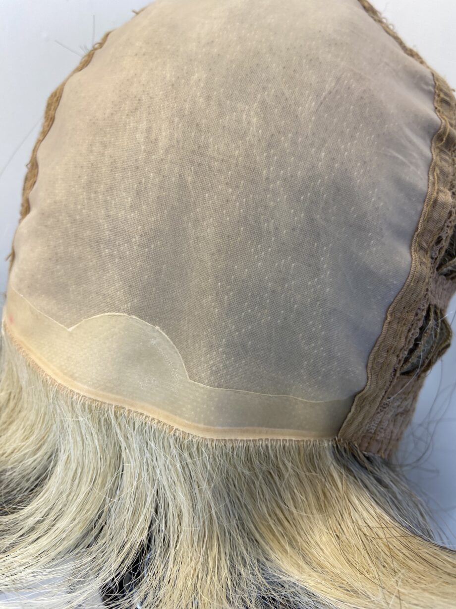 Boxed blonde short wig. Bblms350