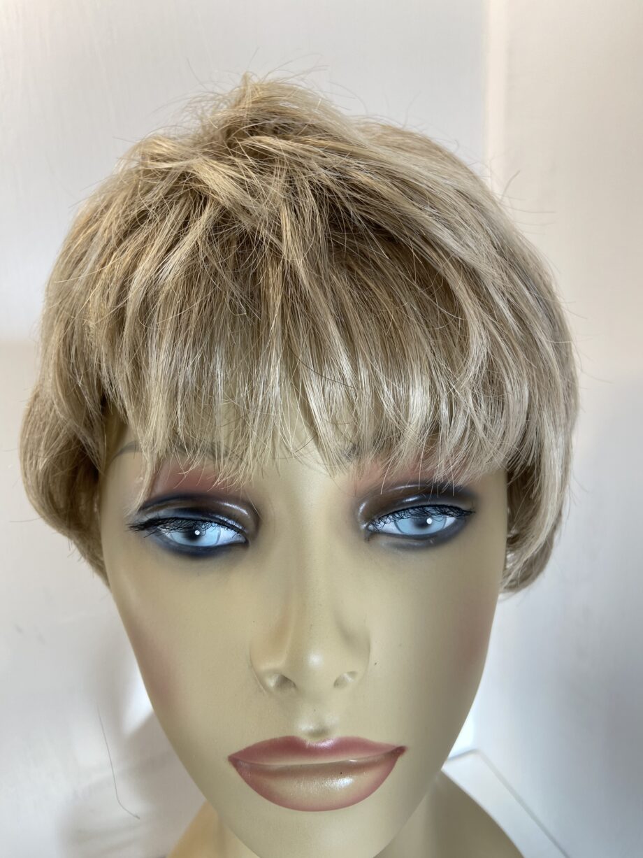 Raquel Welch blonde wig. Blms79