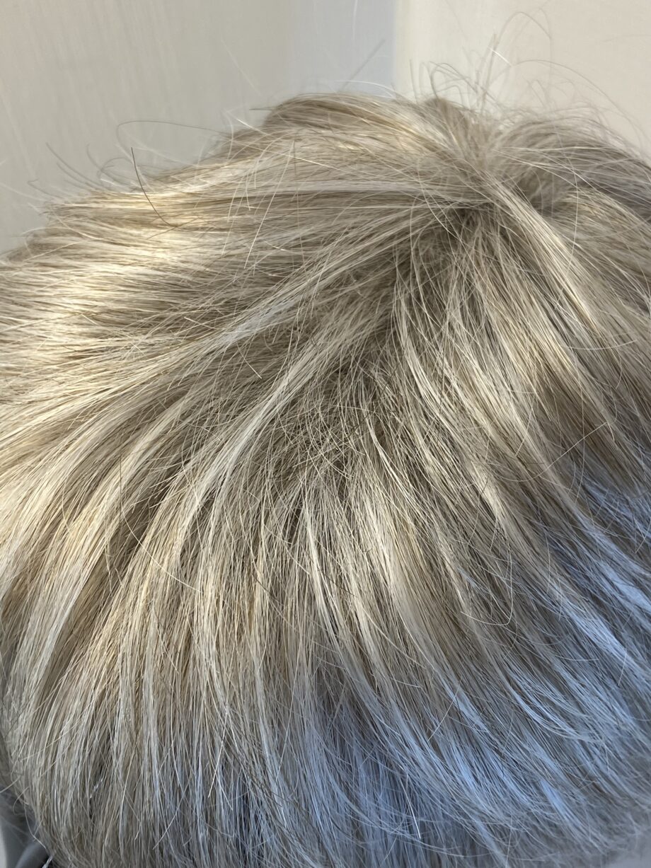 Short grey Elle Wille wig. Gss96