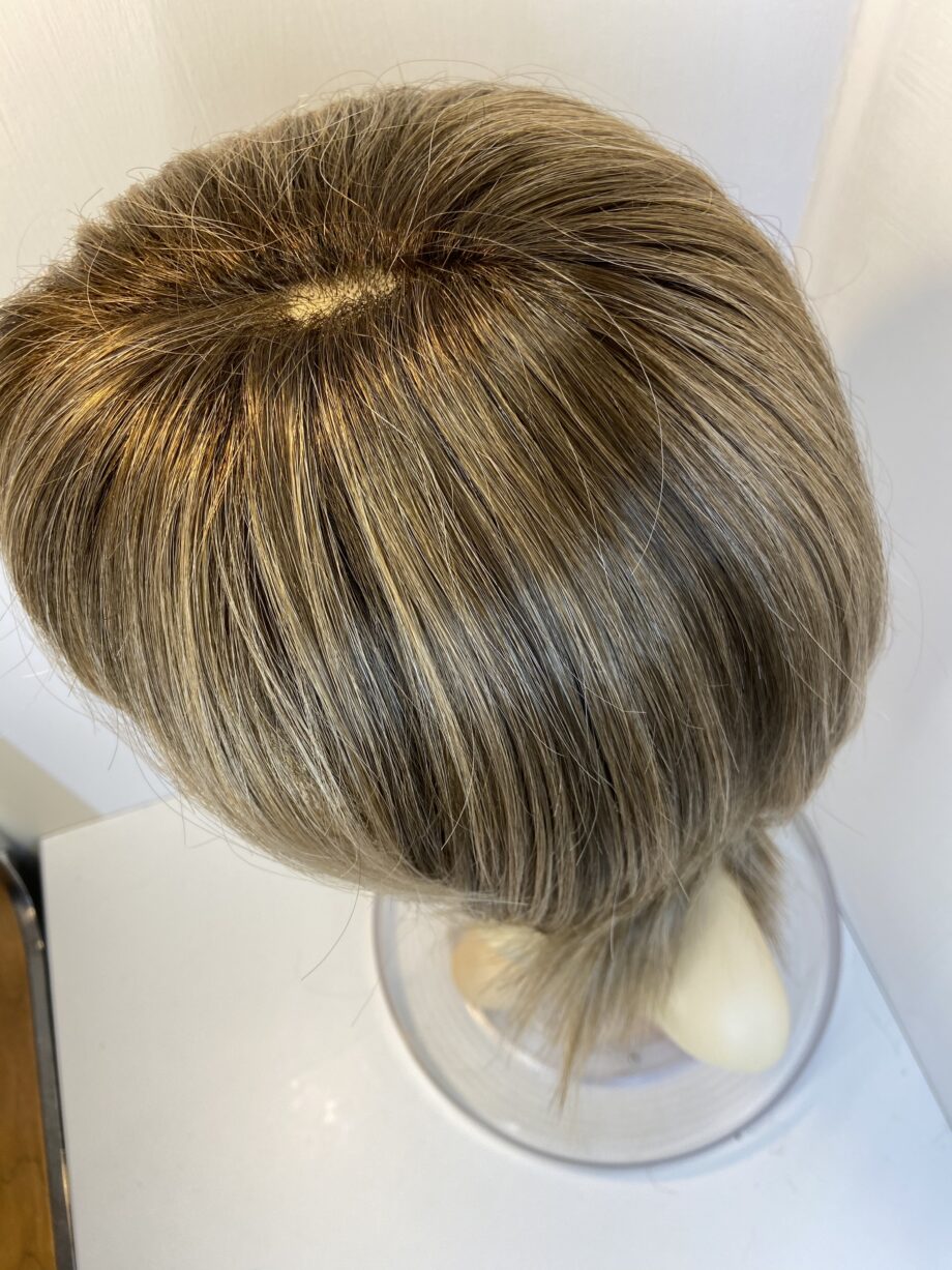 Beautiful long blonde light brown wig. Blls629