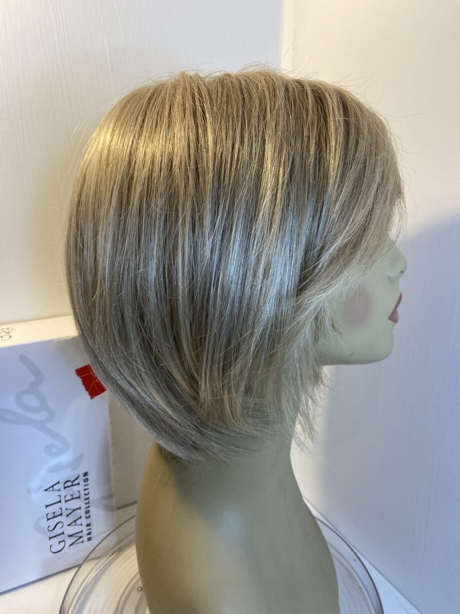 Light blonde hairworld wig. Bblms331
