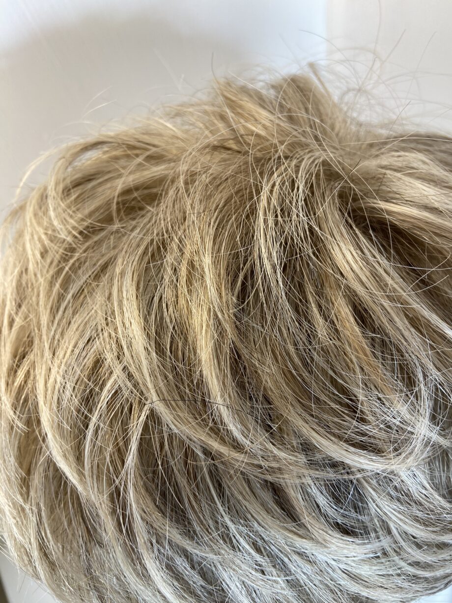 Raquel Welch blonde wig. Blms79