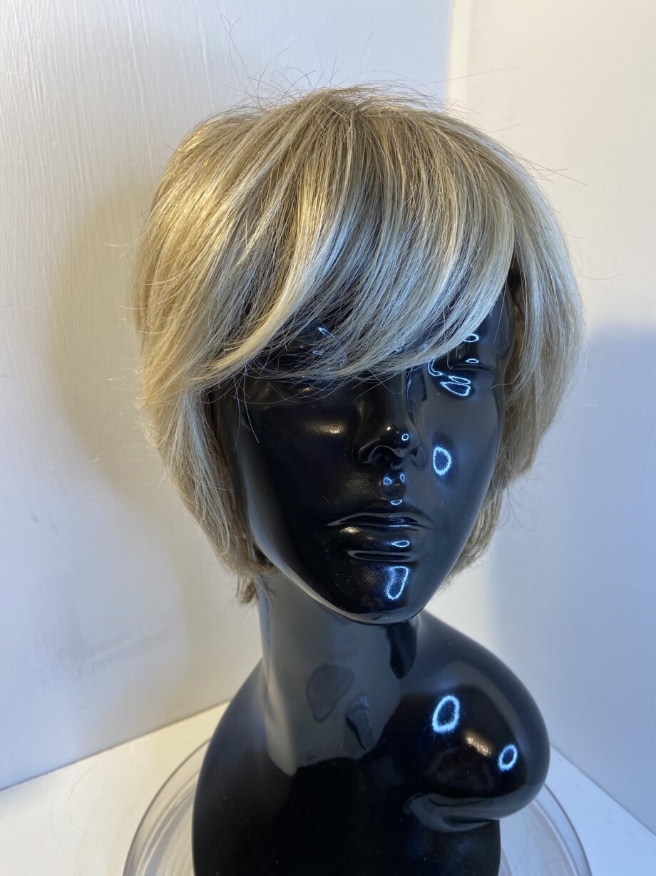 Stylish blonde wig. Blms543