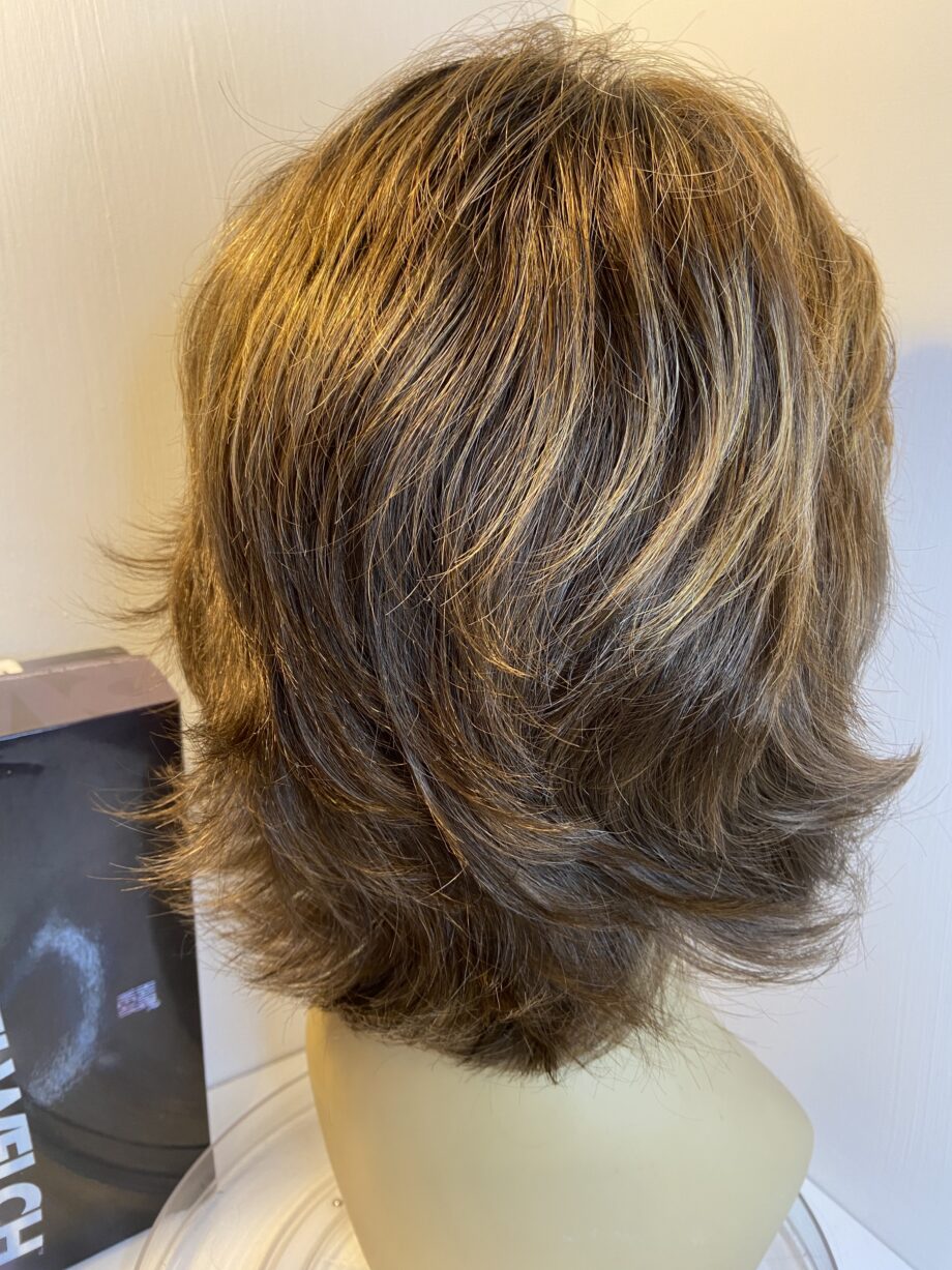 Raquel Welch brown boxed wig. Bbrmw335