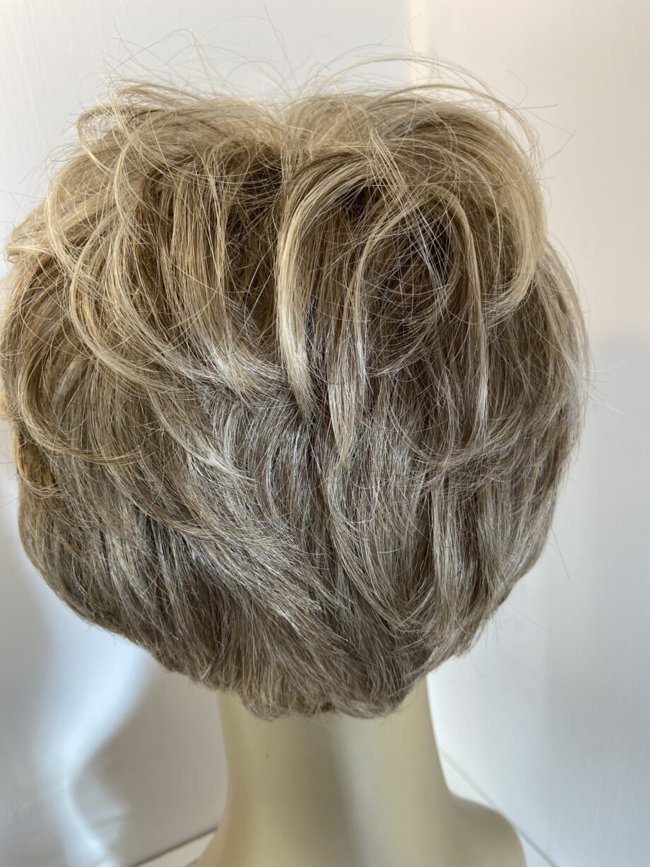 Raquel Welch blonde wig. Blms79