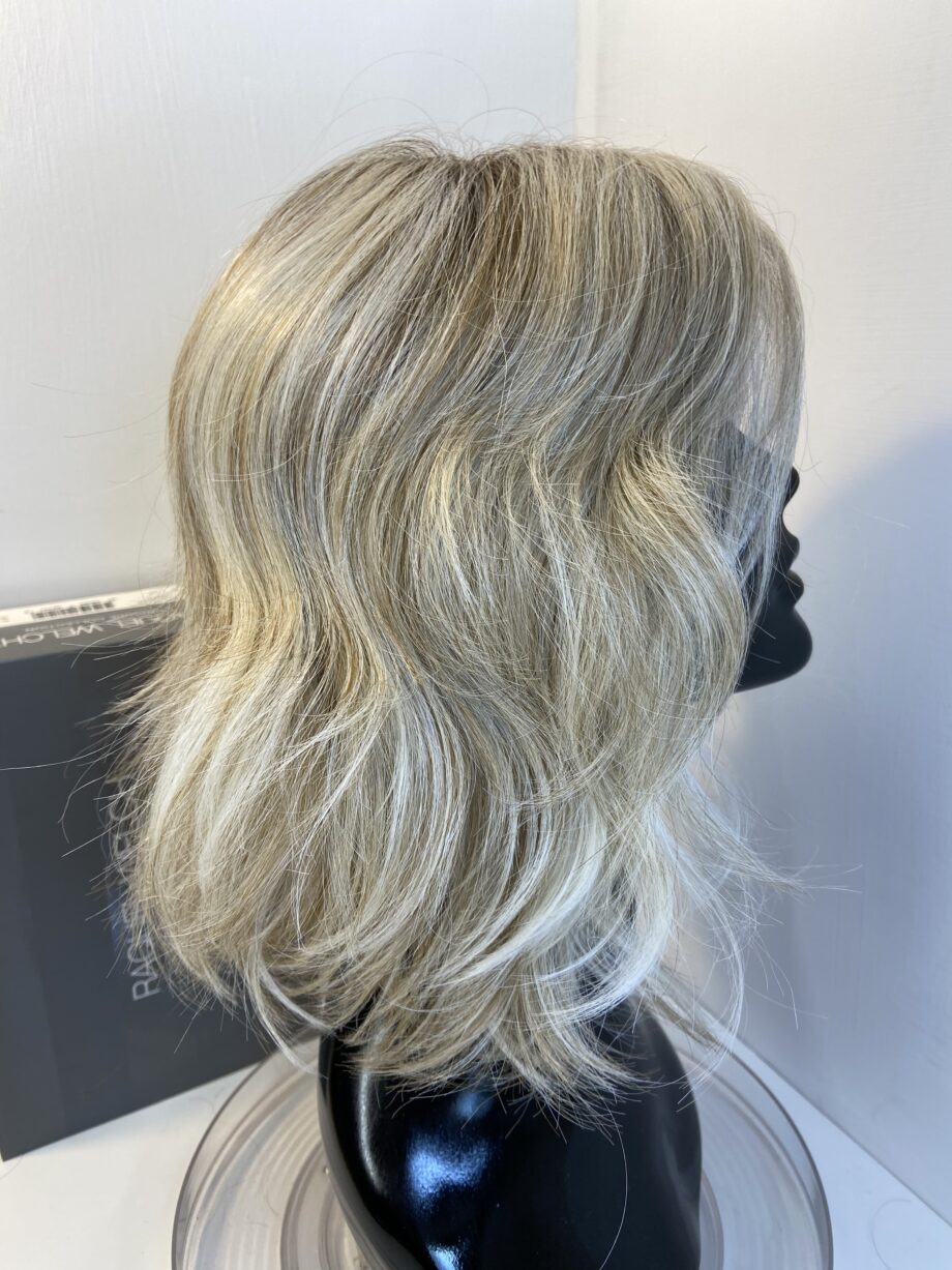New Blonde long wavy wig. Bbllw367