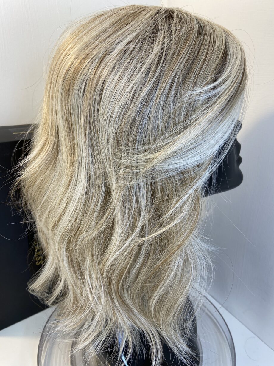 Butter beer blonde long wig. Bbllw370