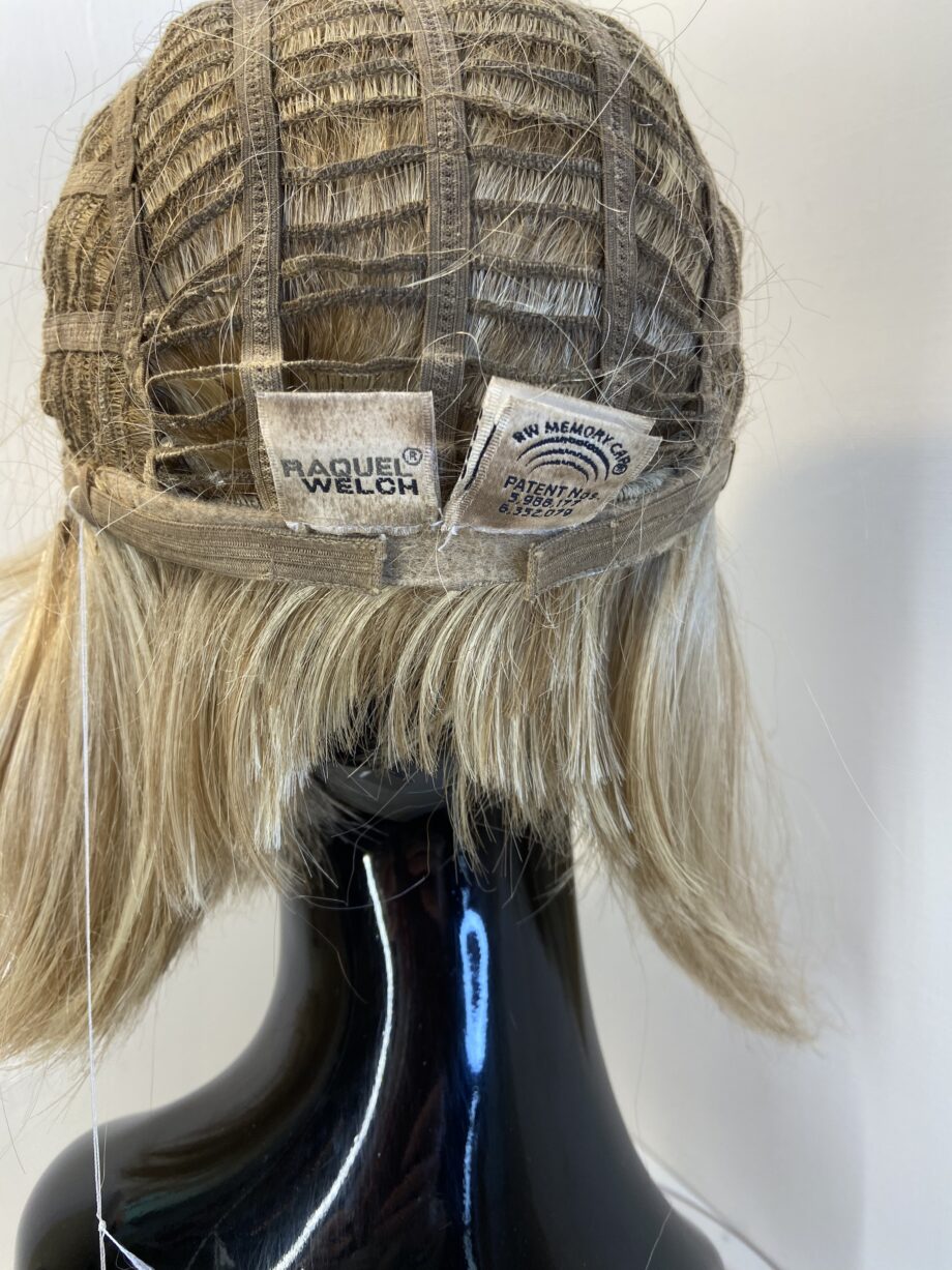 Raquel Welch blonde wig. Blms326