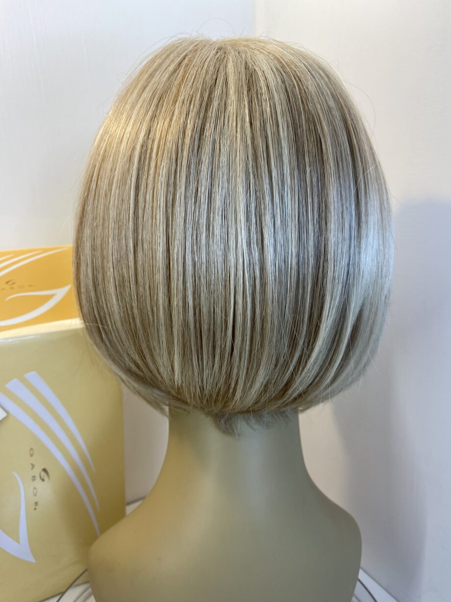Sandy blonde flexlite wig. Bblms369