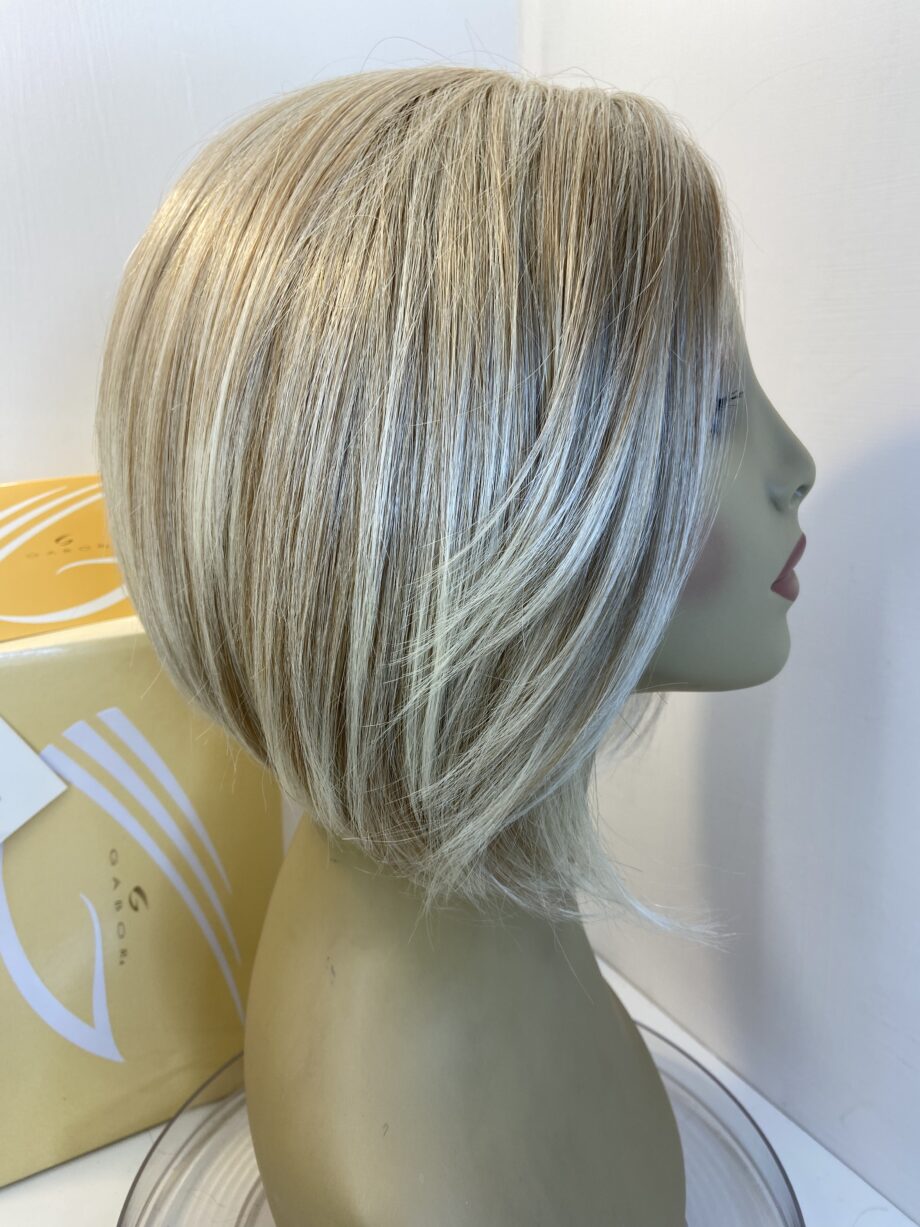 Sandy blonde flexlite wig. Bblms369