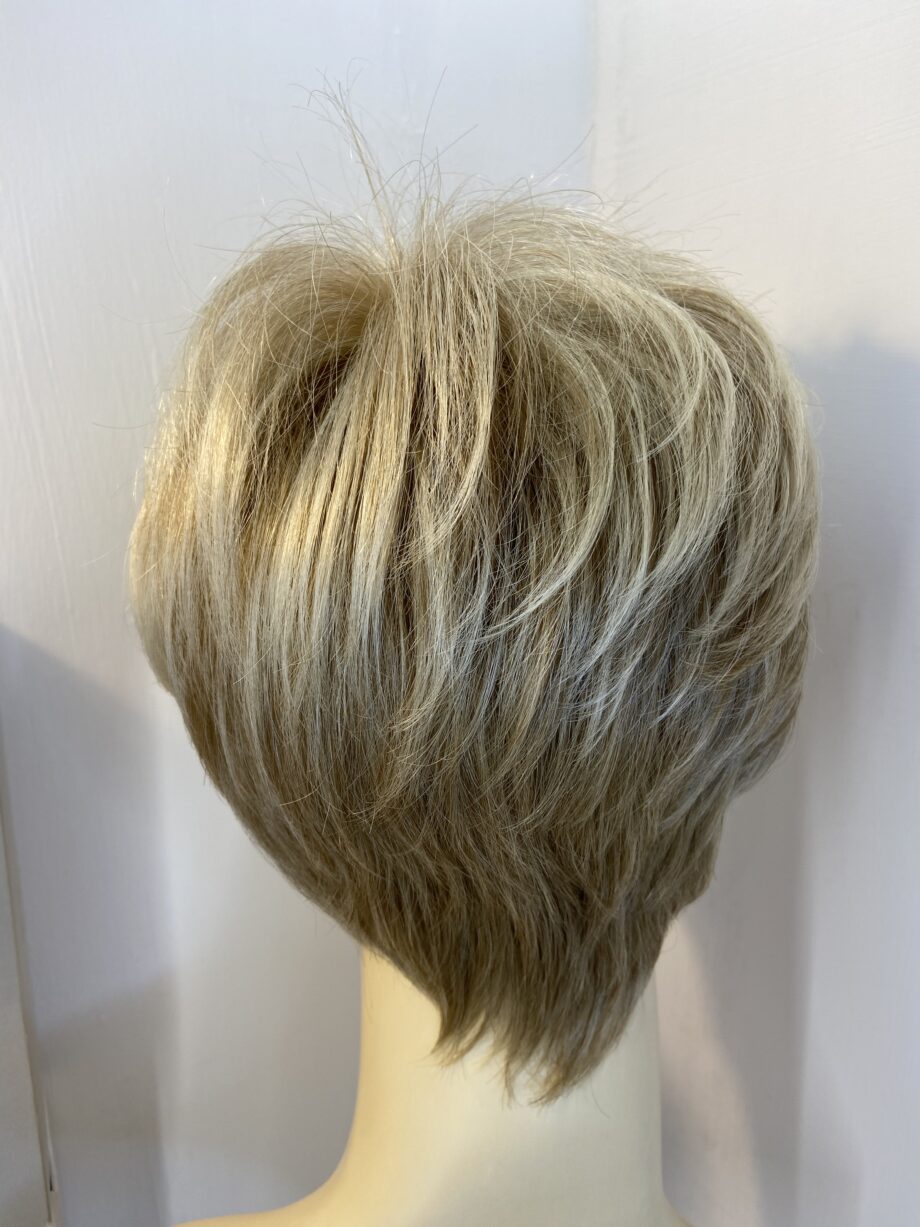 Sugar cookie blonde short boxed wig. Bblss375