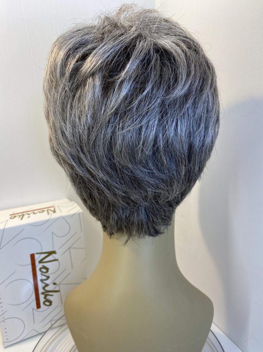Silver grey short wig. Bgss372