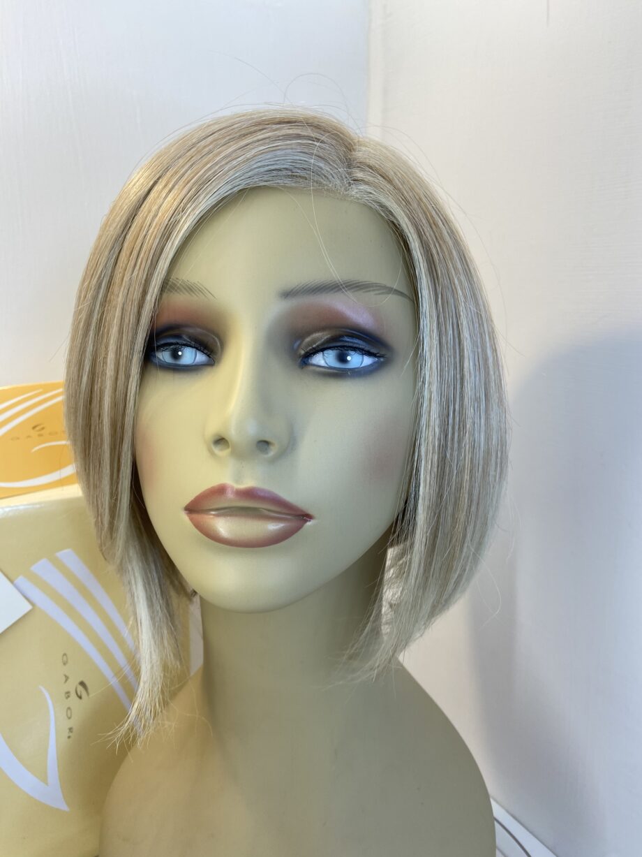 Sandy blonde flexlite wig. Bblms369