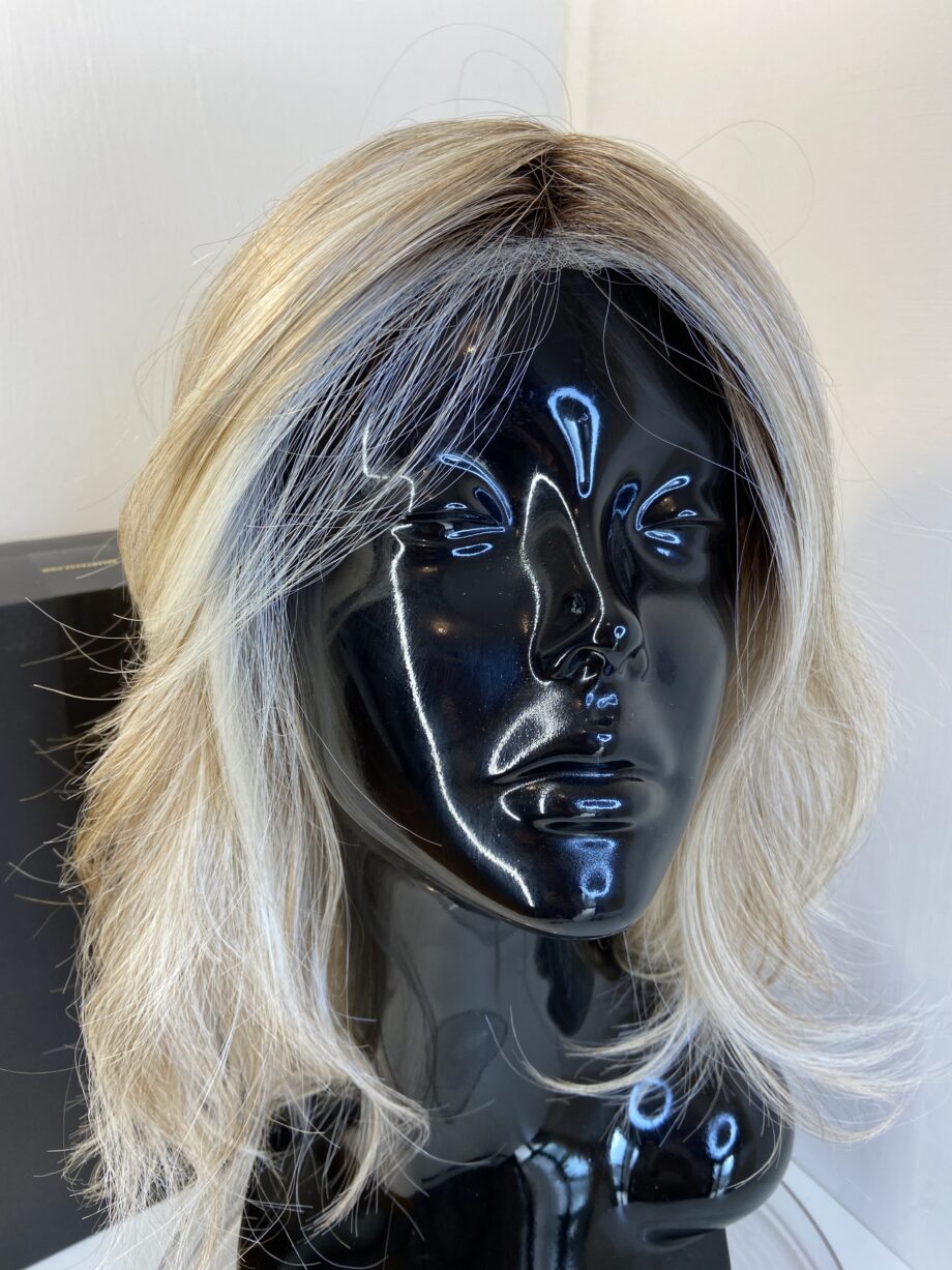Butter beer blonde long wig. Bbllw370