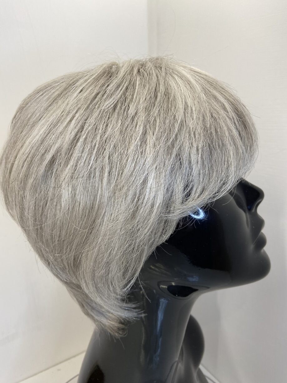 Silver grey short wig. Gss551
