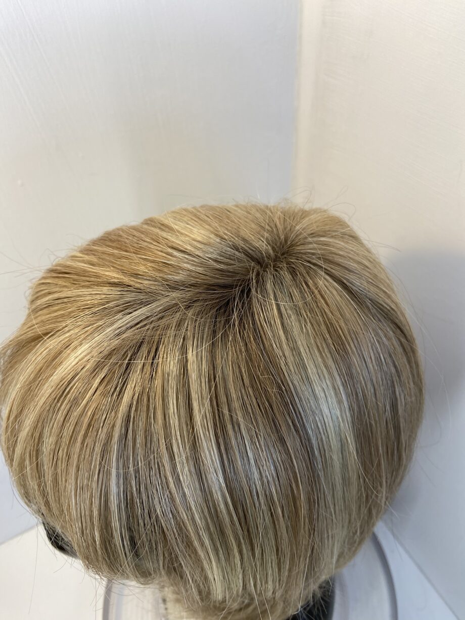 Raquel Welch blonde wig. Blms326
