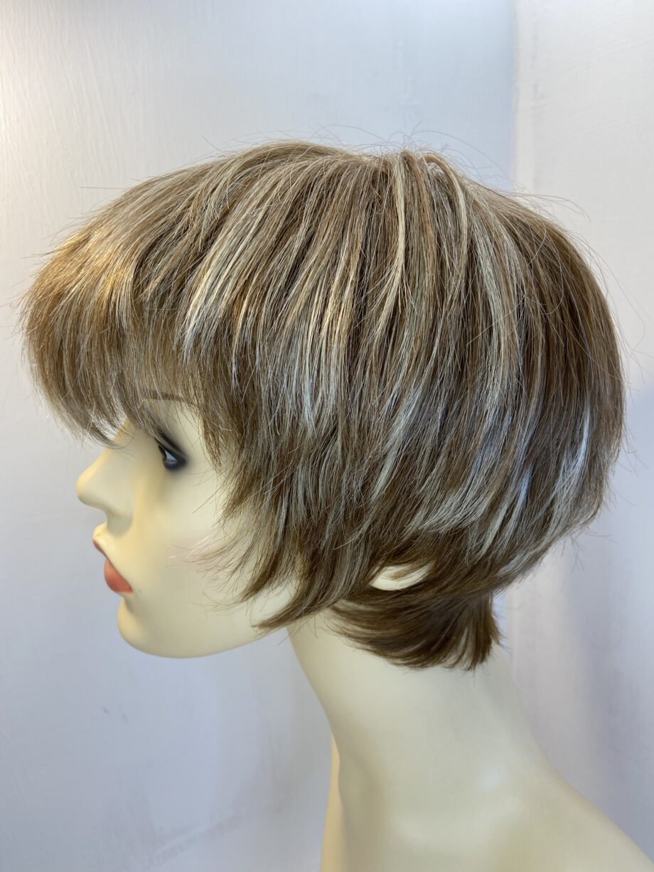 Noriko short blonde highlighted wig. Blss720