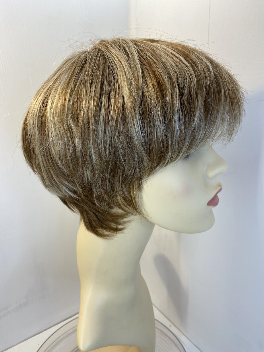 Noriko short blonde highlighted wig. Blss720